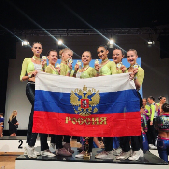 Команда с медалями и флагом России
